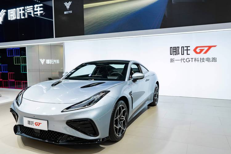 深圳230哪吒汽车在智能汽车领域的表现，领途汽车在新能源汽车市场中的影响力